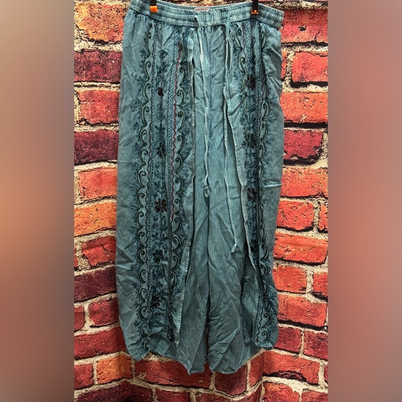 Nais Pants - Preowned Teal Embroidered Capris Size M 23” Inseam Item #PHK7276